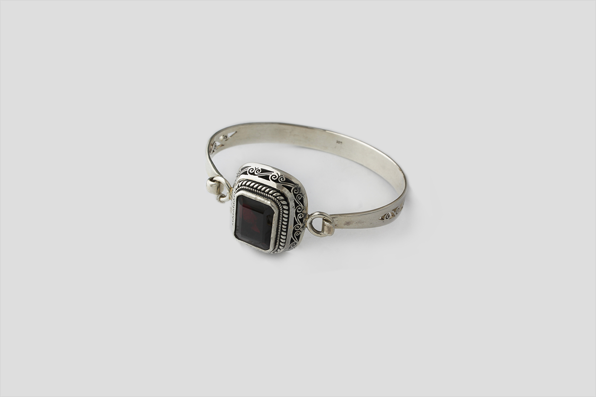Garnet silver bracelet (Wire Design)